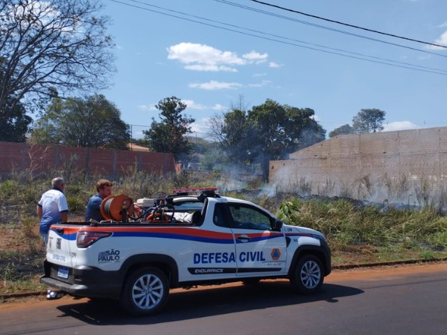Equipe da Defesa Civil atende ocorrncias de incndios
