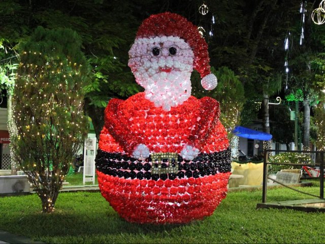 Natal Sustentvel de Santa Rita do Passa Quatro  encanta com ornamentaes feitas de garrafas PET