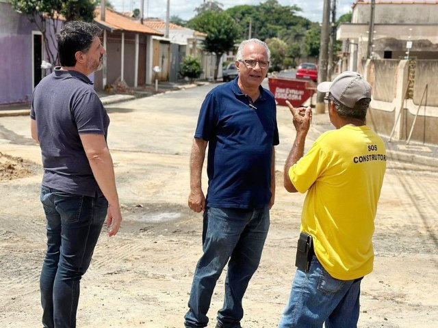 Prefeito Marcelo Simo acompanha obras de drenagem na Rua Guerino Mardegan e a construo do pronto atendimento 