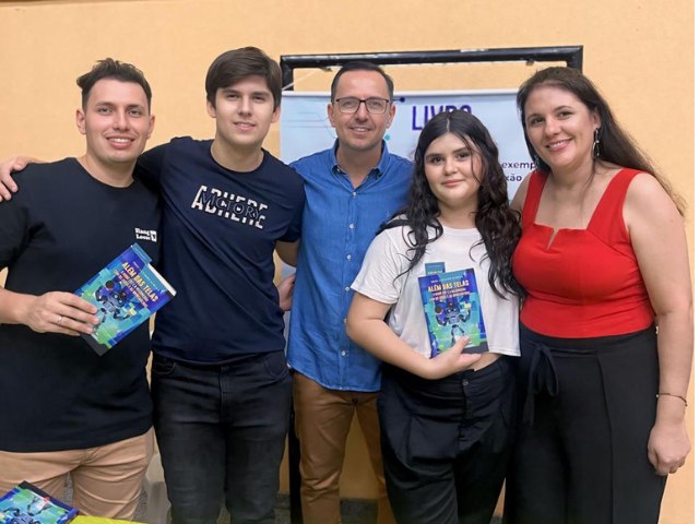 Prof. Luciano Davila lana livro que alerta para os perigos do vcio em telas entre crianas e adolescentes