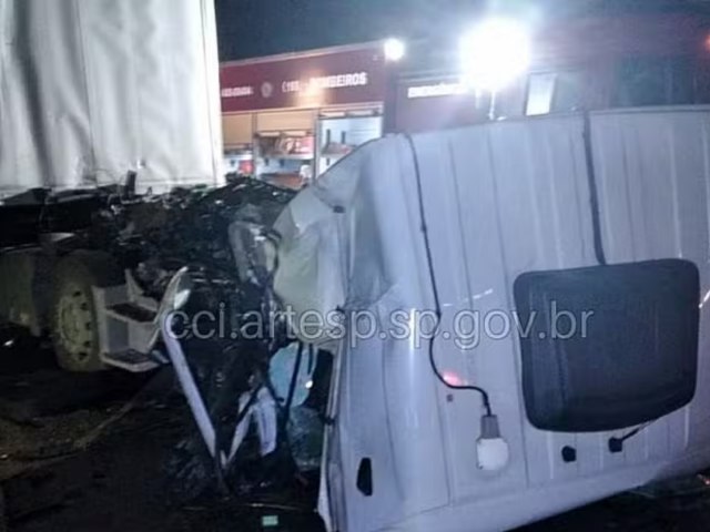 Motorista morre aps coliso traseira entre carretas na SP-330 em Santa Rita do Passa Quatro