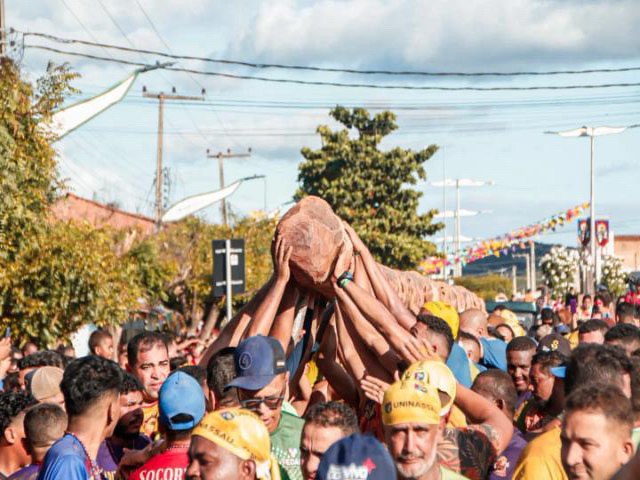 Veja imagens do cortejo do pau da bandeira de Santo Antnio 2024
