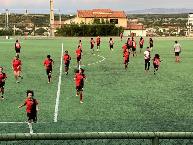 Projeto social trabalha o futebol com crianas, em Barbalha