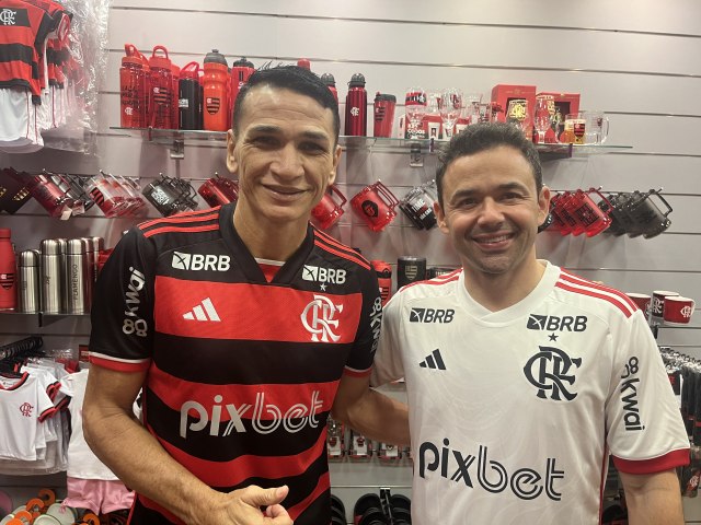 Angelim e Juan atendem torcedores na loja do Flamengo, em Juazeiro. Veja!