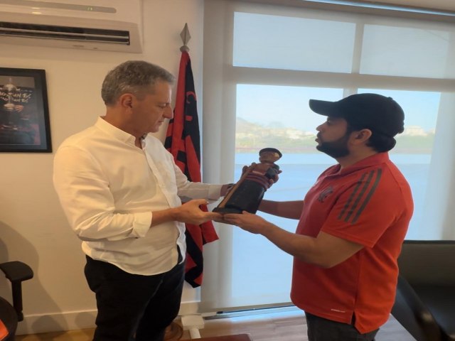 Presidente do Flamengo recebe imagem do Padre Ccero de torcedor caririense. Veja!