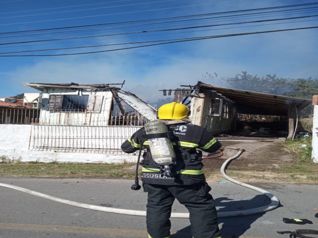 Adolescente salva irmo mais novo durante incndio em residncia