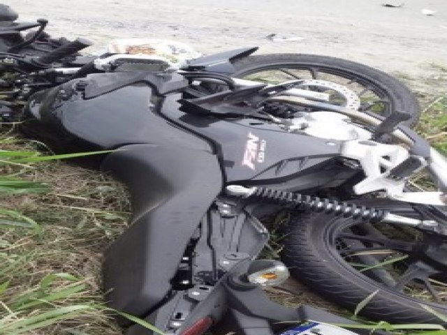 Motociclista morre aps coliso com caminho na BR-101