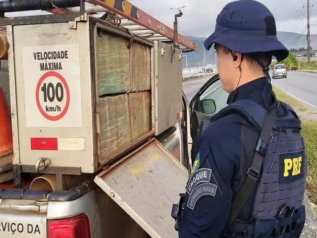 Picapes com adesivos de companhia eltrica so abordadas com maconha na BR-101