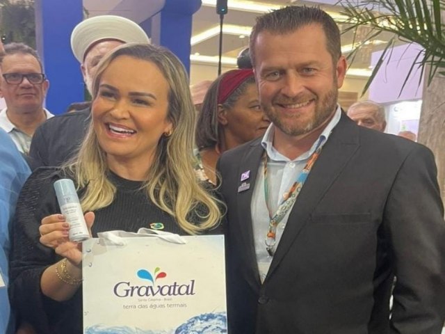 Ministra do Turismo recebe kit de produtos  base de gua de Gravatal