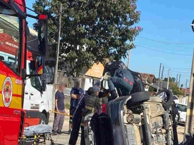 Mulher passa mal enquanto dirige e capota veculo em Laguna