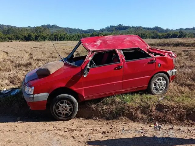 Idoso fica ferido aps perder controle da direo e capotar carro