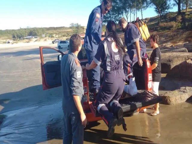 Pescador  hospitalizado aps escorregar e cair de costo