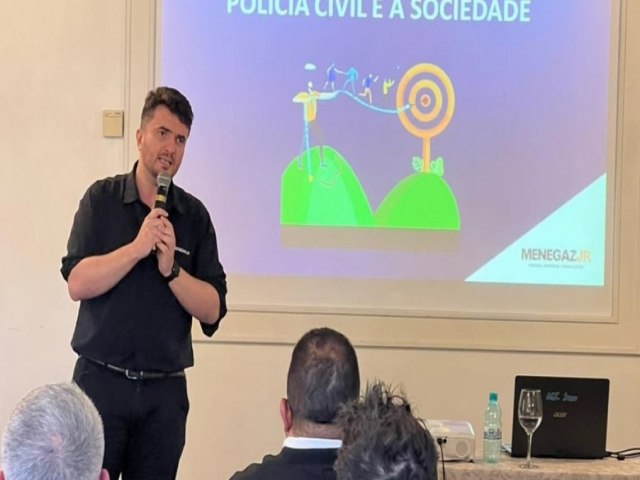 Consultor poltico tubaronense palestra em evento do Sindicato dos Policiais Civis de SC