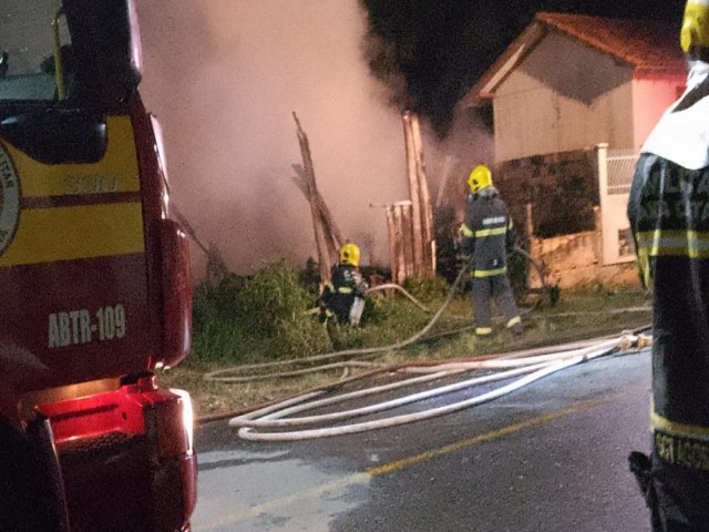 Incndio em Capivari de Baixo comeou aps morador deixar um cigarro cair no sof