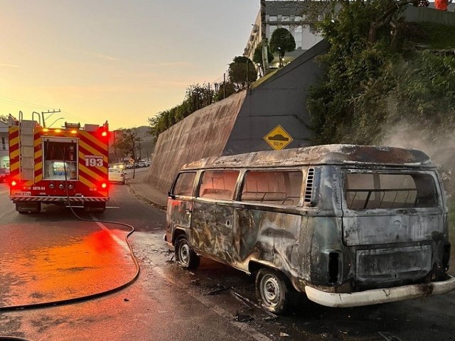 Kombi  destruda por incndio no Centro de Orleans