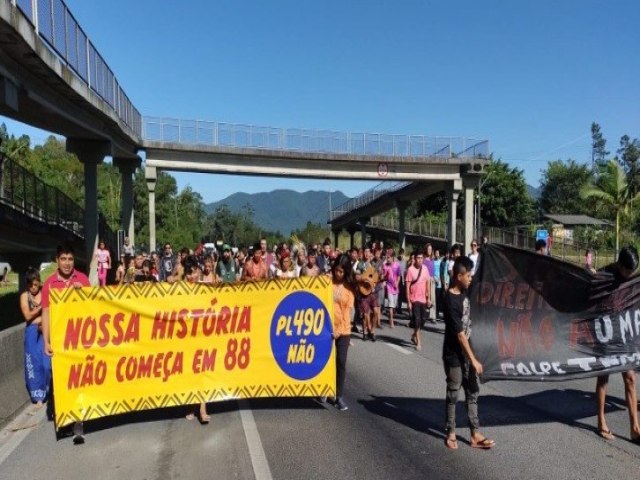 Indgenas voltam a bloquear BR-101 em protesto contra Marco Temporal