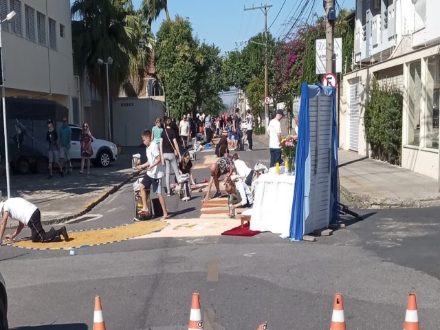 Ruas de Tubaro recebem os tradicionais tapetes para procisso de Corpus Christi