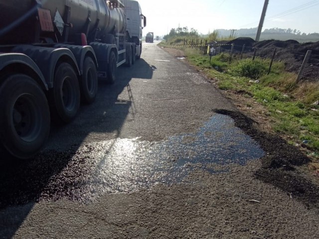 Acidente na BR-101 em Sango entre carro e caminho termina em vazamento de cido sulfrico 