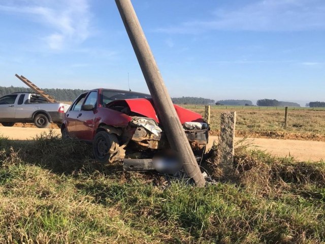 Motorista colide com poste em Jaguaruna neste feriado (8)