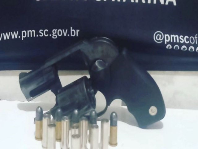 Homem  preso por porte ilegal de arma, em Cabeuda