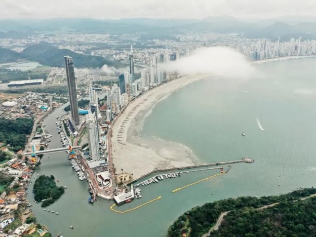 Mar 'engole' 70 metros de praia alargada de Balnerio Cambori