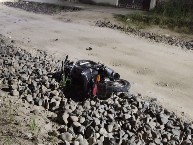 Homem de 27 anos cai de moto na obra inacabada da rua dos Ferrovirios e tem ferimentos graves