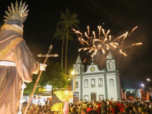 Multido acompanha transladao de Santo Antnio em Laguna