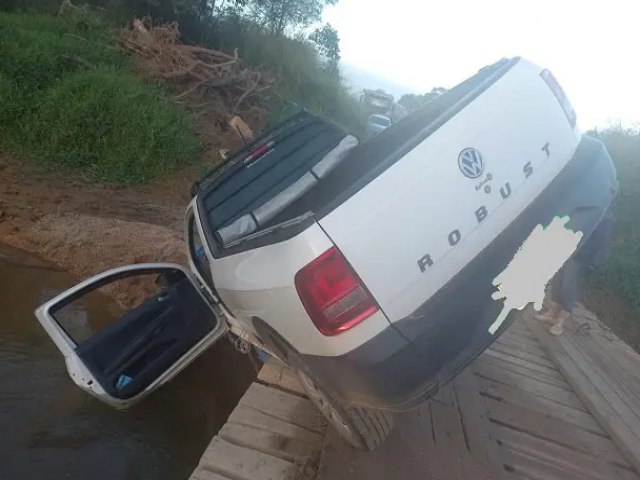 Motorista  encontrado morto em rio aps carro cair de ponte