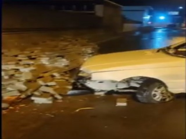 Carro fica com frente danificada aps colidir com pavers empilhados