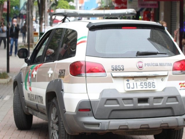 Motorista que conduzia carro em zigue-zague causa engavetamento em Brao do Norte