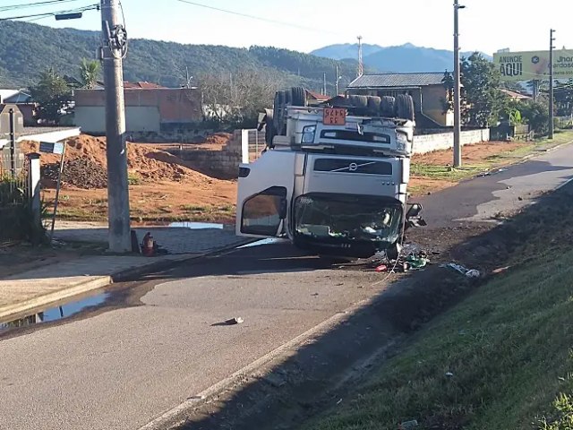 Ateno motoristas: BR-101 Interditada no sentido Sul, Km 251, em Paulo Lopes