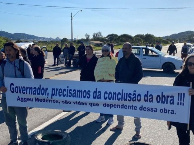 Manifestantes exigem retorno das obras na rodovia Ageu Medeiros em protesto pacfico