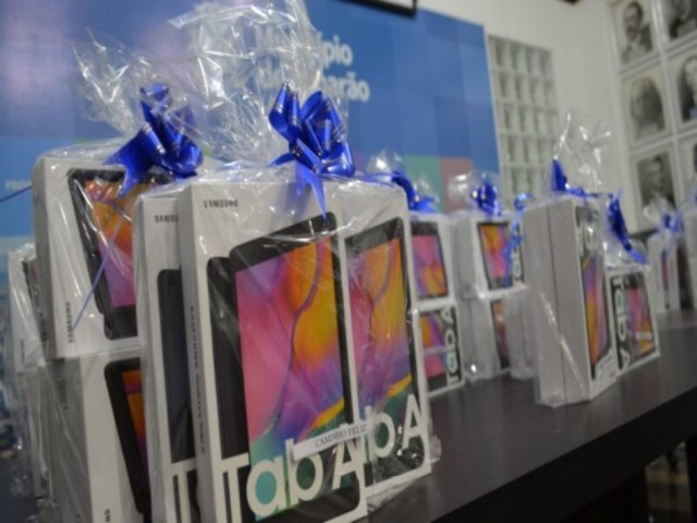 Escolas de Tubaro receberam nesta segunda-feira (19) uma nova remessa de tablets