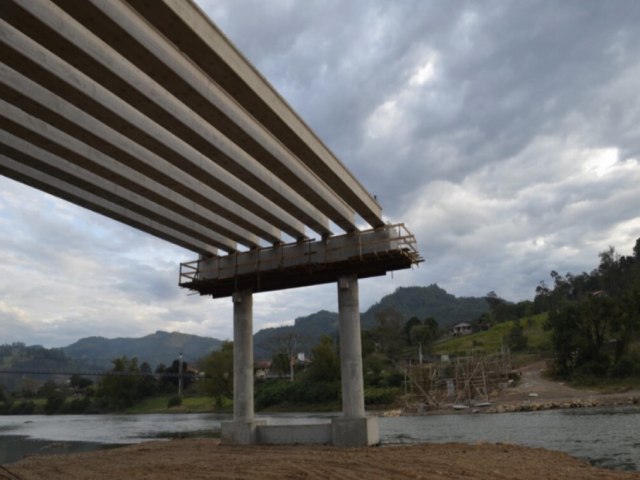 Obras da ponte da Guarda, em Tubaro, esto 40% prontas