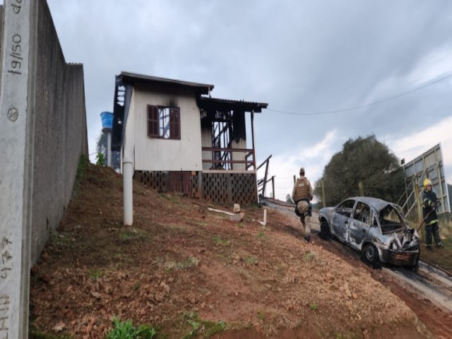 Casa e carros em garagem pegam fogo em incndio ocorrido em Brao do Norte