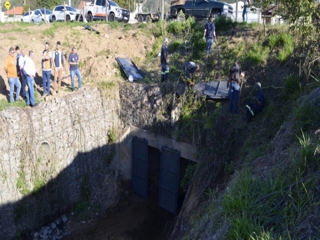 Montagem das primeiras comportas em crregos e afluentes do Rio Tubaro  iniciada pela Defesa Civil