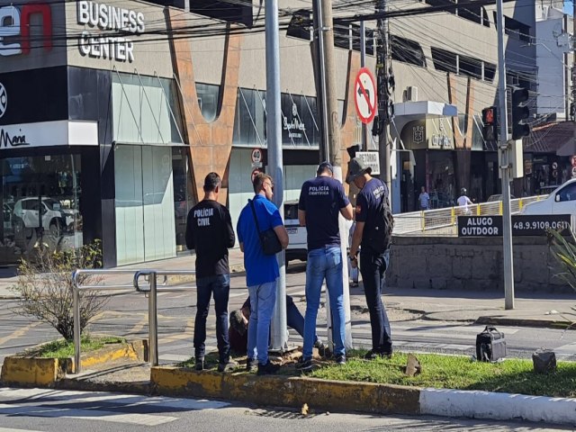 Polcia Civil e Polcia Cientfica realizam investigao em campo no centro da cidade