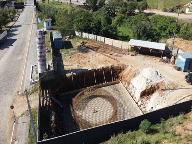 Obras da rplica da Torre de Pisa avanam em Pedras Grandes