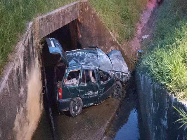 Motorista fica preso s ferragens aps sair da pista em Pescaria Brava