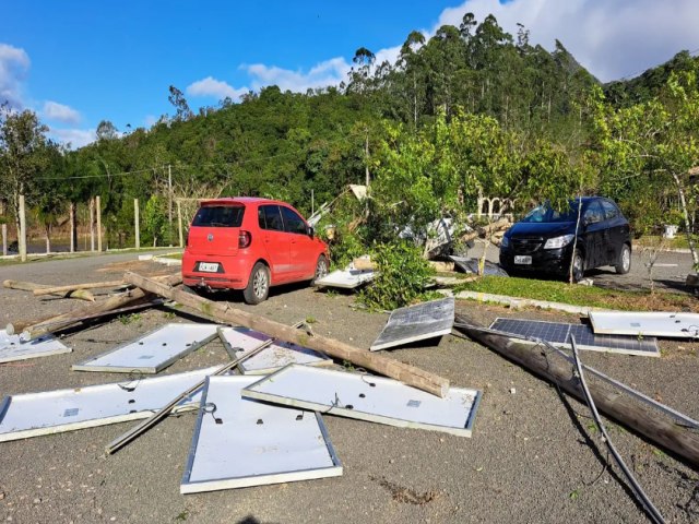 Ciclone deixa rastro de destruio em cidades no Sul de Santa Catarina