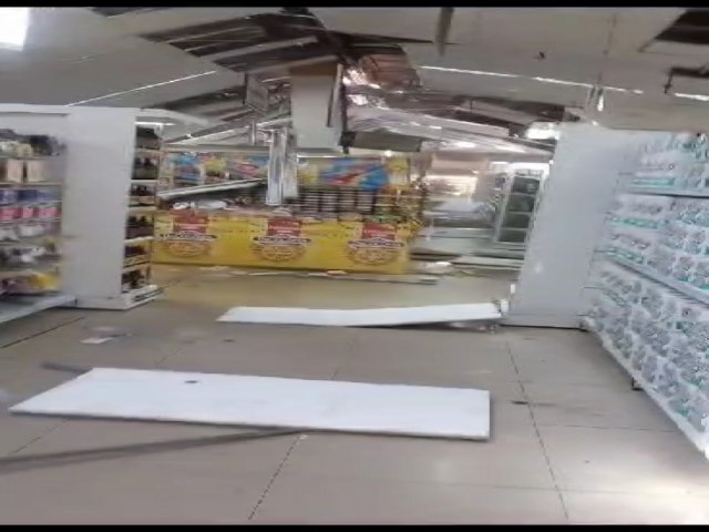 Telhado de supermercado de Imbituba desaba durante vendaval causado por ciclone