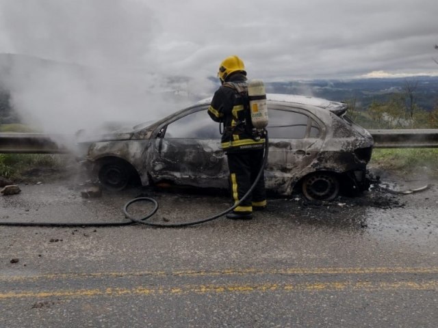 Veculo pega fogo depois de motorista colidir com o carro na Serra do Rio do Rastro