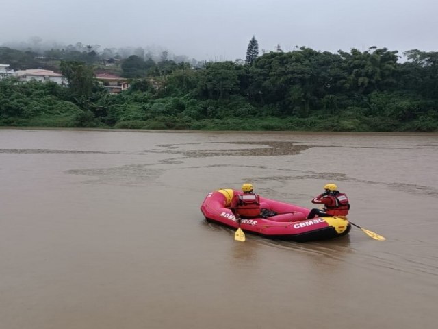 Bombeiros procuram homem desaparecido no Rio Tubaro