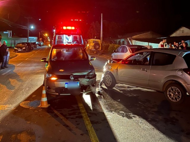 Coliso entre carros em Jaguaruna mobiliza Bombeiros Voluntrios