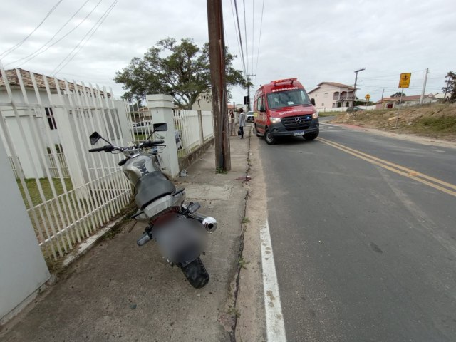 Motociclista colide com poste e fica ferido em Jaguaruna