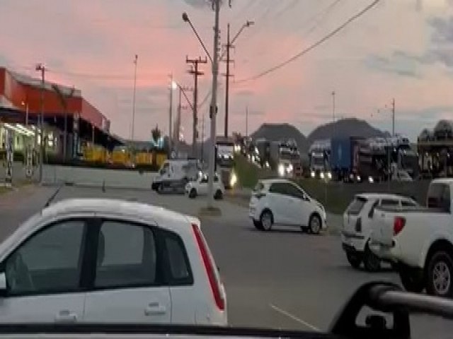 Congestionamento de 4 km se forma no sentido norte da BR 101 em Tubaro devido a obra com interdio de faixa