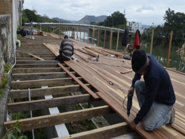 Construo do deck no rio Tubaro entra em fase final com a instalao do assoalho