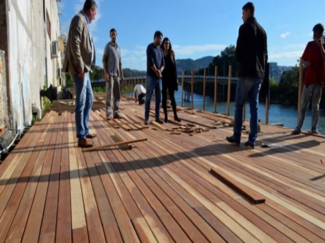 Prefeito em exerccio vistoria obras do deck do casario na Rua Lauro Mller