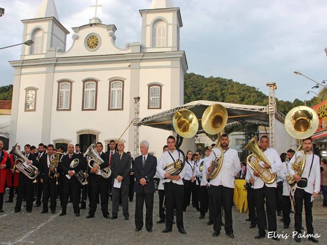 Bandas da regio se encontram na praa de Laguna no domingo