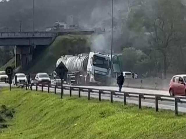 Acidente com 4 veculos na BR-101 provoca filas de 14 km